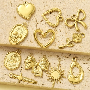 Lot de pendentifs en acier titane doré avec motifs cœur, crâne, nœud et rose
