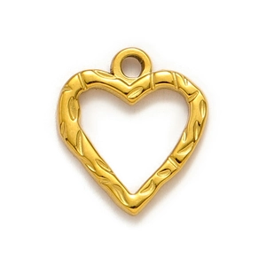 Vue détaillée d'un pendentif cœur évidé plaqué or 18K avec une texture de surface bambou