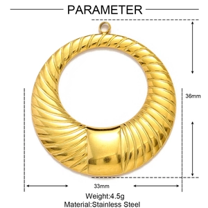 Dettaglio del ciondolo a occhio in acciaio inossidabile dorato da 36 mm inciso