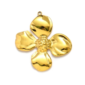 Détail macro du pendentif fleur dorée avec pétales texturés et finition polie
