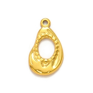 Détail d'un pendentif goutte doré ajouré avec texture perlée pour la création de bijoux DIY