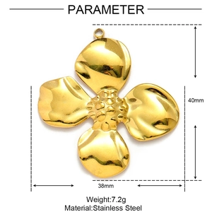 Détail macro d'un pendentif fleur doré de 40 mm en acier inoxydable texturé