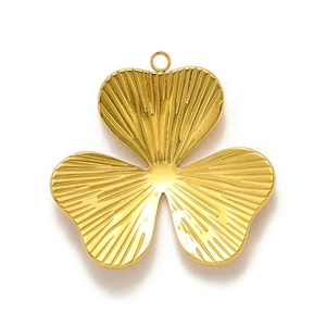 Vue détaillée du pendentif trèfle doré avec finition radiale texturée et bélière