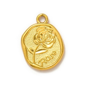 Détail d'un pendentif ovale doré avec motif de rose en relief et inscription Rose