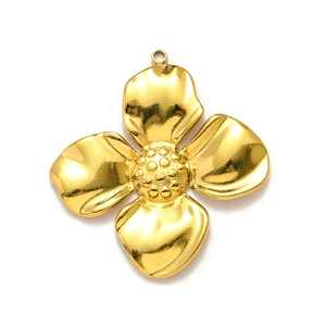 Vue macro d'un pendentif fleur dorée avec texture ondulée et centre détaillé pour bijoux DIY