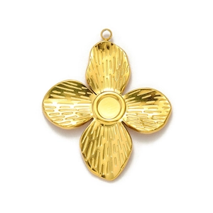 Gros plan d'un pendentif fleur à quatre pétales en acier doré à texture rayonnante