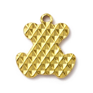 Vue macro détaillée d'un pendentif ours doré avec un motif de texture en forme de losange