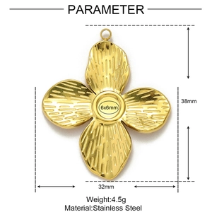 Vue détaillée des paramètres d'un pendentif fleur en acier inoxydable doré de 32 mm