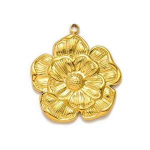 Vue détaillée d'un pendentif fleur en titane doré avec des pétales multicouches texturés