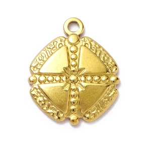 Détail macro du pendentif carré en acier doré avec croix en relief et motifs de perles