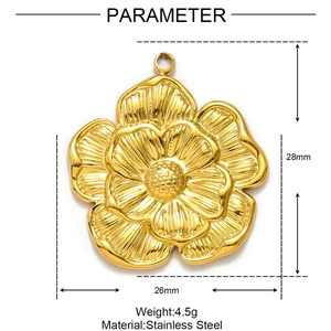 Vue détaillée d'un pendentif fleur en acier inoxydable doré avec dimensions et spécifications