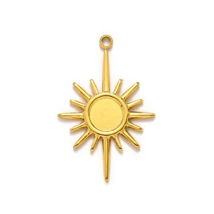 Vue détaillée du pendentif soleil en acier inoxydable doré pour colliers
