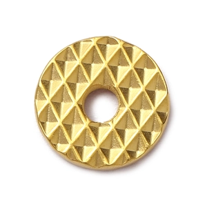 Détail d'un pendentif DIY rond en métal doré avec motif de texture en losange