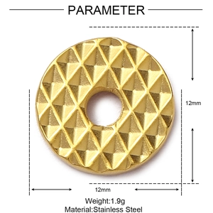 Détail d'un pendentif rond doré en acier inoxydable de 12 mm avec gravure géométrique