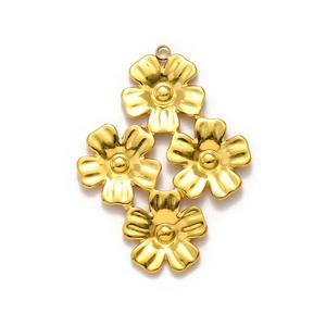 Détail macro de pendentifs fleurs dorées à cinq pétales pour création de bijoux