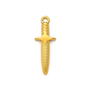 Vue détaillée d'un pendentif dague doré avec texture quadrillée et détails ciselés sur la poignée