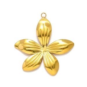 Dettaglio di un ciondolo a fiore dorato a cinque petali con texture scanalata e anello superiore