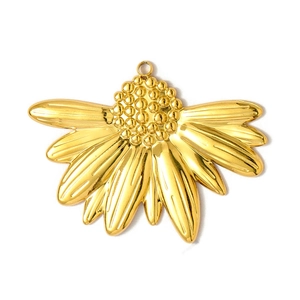 Détail d'un grand pendentif tournesol doré avec texture de pétales et cœur en métal poli