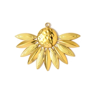 Gros plan détaillé du pendentif tournesol doré avec cœur texturé et pétales en forme de feuilles