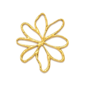 Détail d'un grand pendentif fleur doré avec texture martelée et design de pétales bio