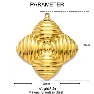 Dettaglio ciondolo a rombo in acciaio inossidabile dorato, dimensioni 39x25 mm