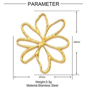 Vue détaillée du pendentif fleur évidée en acier inoxydable doré de 42 mm avec mesures