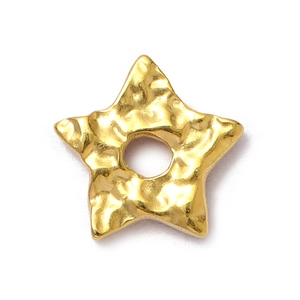 Détail d'un pendentif étoile doré avec texture martelée pour création de bijoux DIY