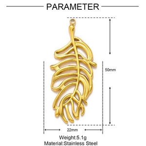 Vue détaillée du pendentif plume dorée en acier avec mesures de 50mm x 22mm sur fond blanc