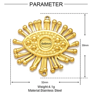 Dettaglio macro del ciondolo a occhio in acciaio inossidabile con dimensioni e peso