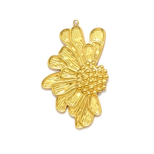 Vue détaillée d'un pendentif tournesol doré avec pétales texturés et centre bombé