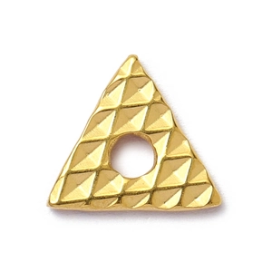 Gros plan détaillé d'une perle triangulaire dorée texturée pour bijoux DIY