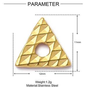 Vue macro d'un pendentif triangulaire en acier doré avec une texture en losange