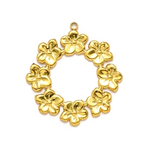 Détail d'un pendentif couronne florale dorée polie composé de huit fleurs reliées