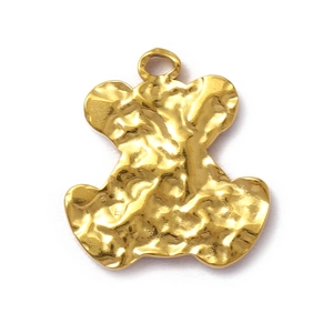Détail d'un pendentif ours doré avec texture martelée pour la création de bijoux