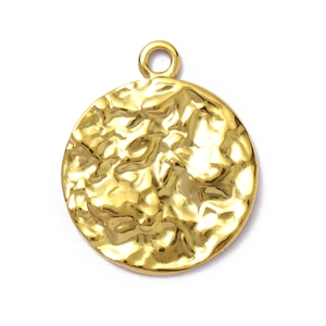 Vue détaillée du pendentif rond martelé en acier titane doré pour bijoux DIY