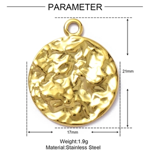 Vue détaillée des paramètres du pendentif martelé en acier doré de 17mm avec dimensions