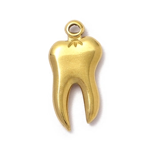 Vue détaillée d'un pendentif doré en forme de dent en acier inoxydable poli