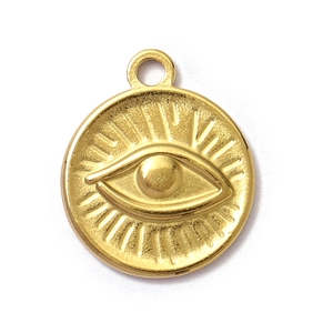 Vue macro d'un pendentif médaillon œil porte-bonheur doré avec rayons pour bijoux DIY