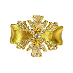Bague large dorée brossée avec design floral en zircon et texture au fini satiné