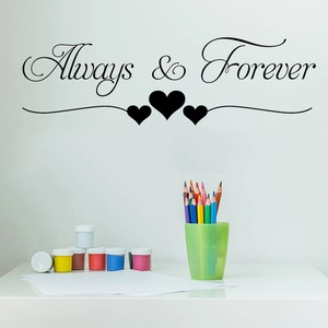 Détail du sticker mural Always & Forever noir avec cœurs sur un mur blanc épuré
