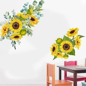 Dettaglio di adesivi murali con girasoli ed eucalipto su una parete bianca