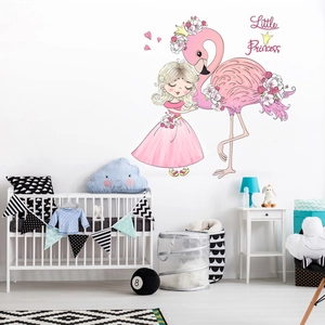 Detailansicht der Wandsticker mit rosa Flamingo und kleiner Prinzessin im Kinderzimmer