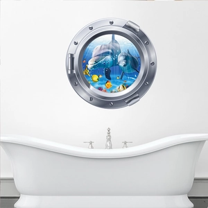 Détail d'un sticker mural fenêtre de sous-marin 3D avec dauphins dans une salle de bain