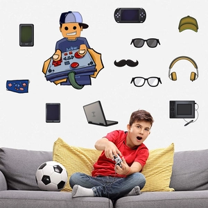 Vista dettagliata di adesivi murali rimovibili a tema gamer in una cameretta creativa
