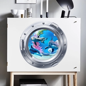 Détail d'un sticker mural 3D en hublot de sous-marin avec dauphins et corail