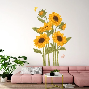 Dettaglio di vivaci adesivi murali con girasoli e farfalle su parete del soggiorno