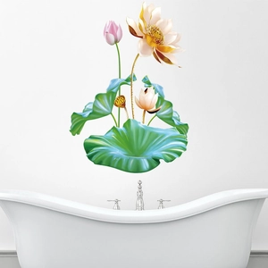 Dettaglio dell'adesivo murale loto dorato con elegante fiore rosa e foglie verdi
