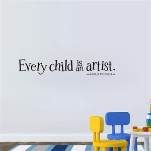 Sticker mural Every child is an artist pour chambre d'enfant avec chaises colorées