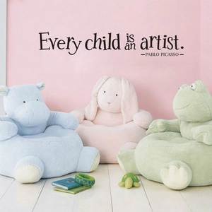 Trois fauteuils en peluche pour enfants en forme d'hippopotame, de lapin et de grenouille