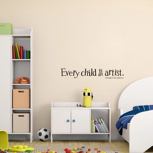 Détail du sticker mural Every child is an artist dans une chambre d enfant épurée